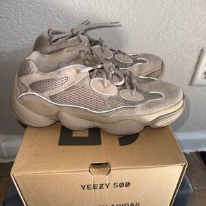 Adidas Yeezy 500 in Light Brown